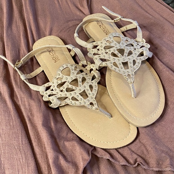 Almost New Kenneth Cole Reaction Flat Sandals 6.5 - Picture 3 of 7